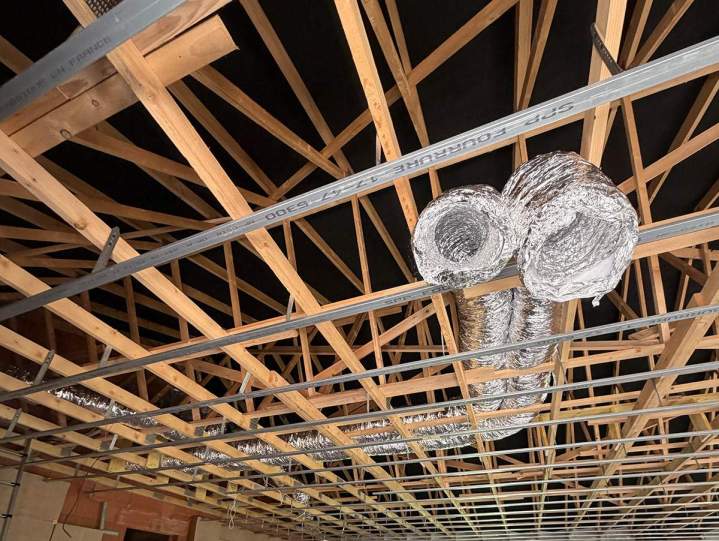 Passage des réseaux de ventilation dans le faux plafond  Châlons-en-Champagne